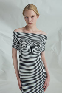 VICKTEERUT Off-Shoulder Ribbed Jersey Patchwork Dress เดรสเปิดไหล่ ทรงเข้ารูป ผ้าลายทางตัดต่อลาย