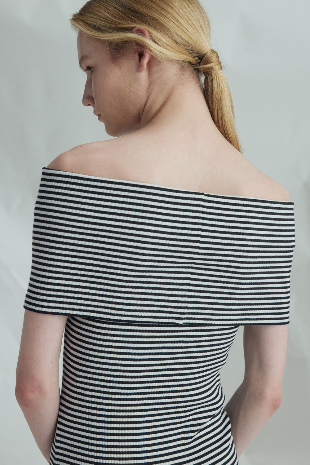 VICKTEERUT Off-Shoulder Ribbed Jersey Patchwork Dress เดรสเปิดไหล่ ทรงเข้ารูป ผ้าลายทางตัดต่อลาย