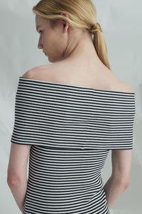 VICKTEERUT Off-Shoulder Ribbed Jersey Patchwork Dress เดรสเปิดไหล่ ทรงเข้ารูป ผ้าลายทางตัดต่อลาย