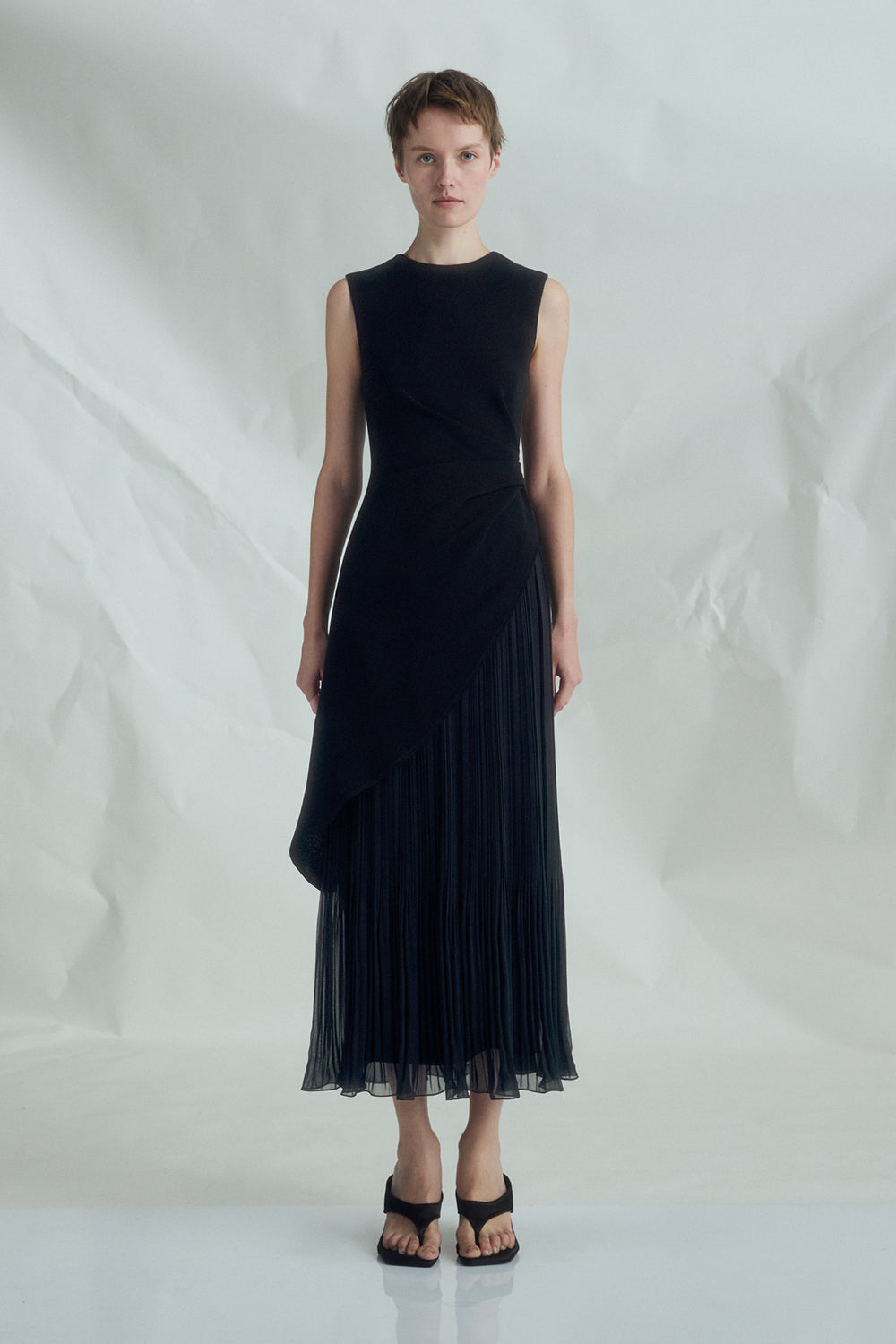 VICKTEERUT Sleeveless Draped Dress with Pleat Detail เดรสแขนกุด จับเดรป ตกแต่งพลีท