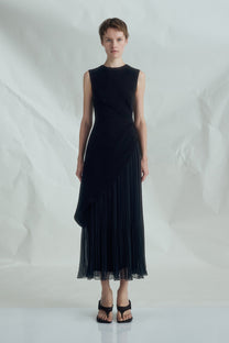 VICKTEERUT Sleeveless Draped Dress with Pleat Detail เดรสแขนกุด จับเดรป ตกแต่งพลีท