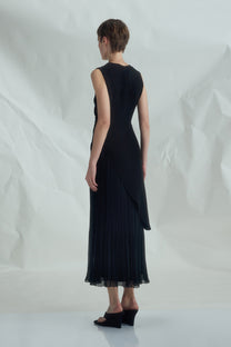 VICKTEERUT Sleeveless Draped Dress with Pleat Detail เดรสแขนกุด จับเดรป ตกแต่งพลีท