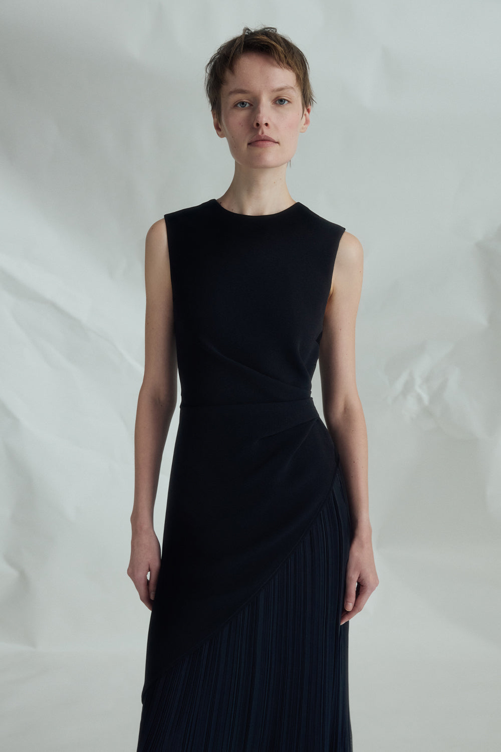 VICKTEERUT Sleeveless Draped Dress with Pleat Detail เดรสแขนกุด จับเดรป ตกแต่งพลีท