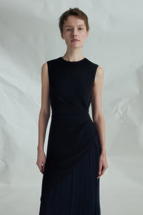 VICKTEERUT Sleeveless Draped Dress with Pleat Detail เดรสแขนกุด จับเดรป ตกแต่งพลีท