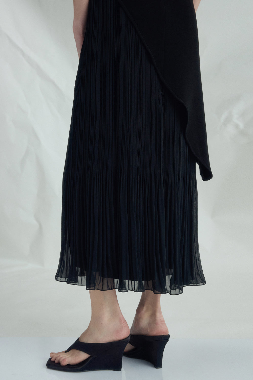 VICKTEERUT Sleeveless Draped Dress with Pleat Detail เดรสแขนกุด จับเดรป ตกแต่งพลีท