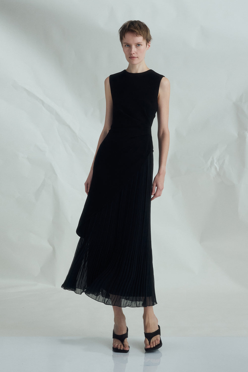 VICKTEERUT Sleeveless Draped Dress with Pleat Detail เดรสแขนกุด จับเดรป ตกแต่งพลีท