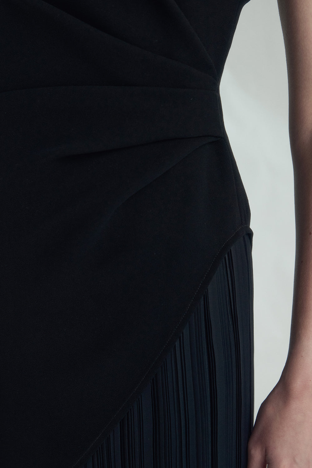 VICKTEERUT Sleeveless Draped Dress with Pleat Detail เดรสแขนกุด จับเดรป ตกแต่งพลีท