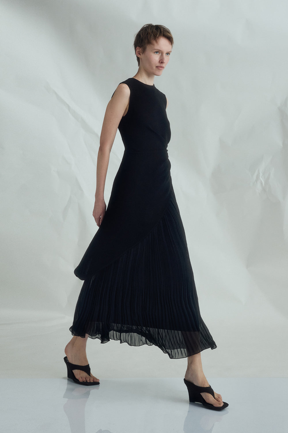 VICKTEERUT Sleeveless Draped Dress with Pleat Detail เดรสแขนกุด จับเดรป ตกแต่งพลีท