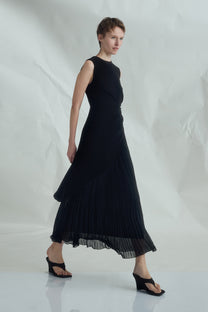 VICKTEERUT Sleeveless Draped Dress with Pleat Detail เดรสแขนกุด จับเดรป ตกแต่งพลีท