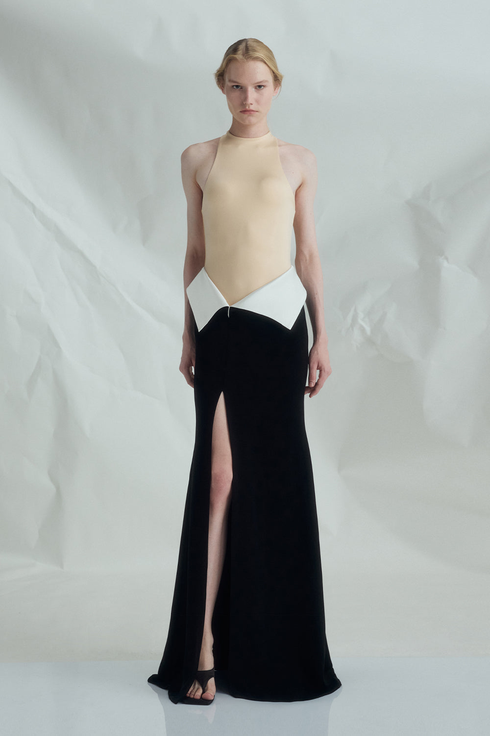 VICKTEERUT Two-Tone Halter Neck Column Gown with Folded Waist Detail เดรสยาว ตัดต่อสี ทรงเข้ารูป ผ่าหน้า
