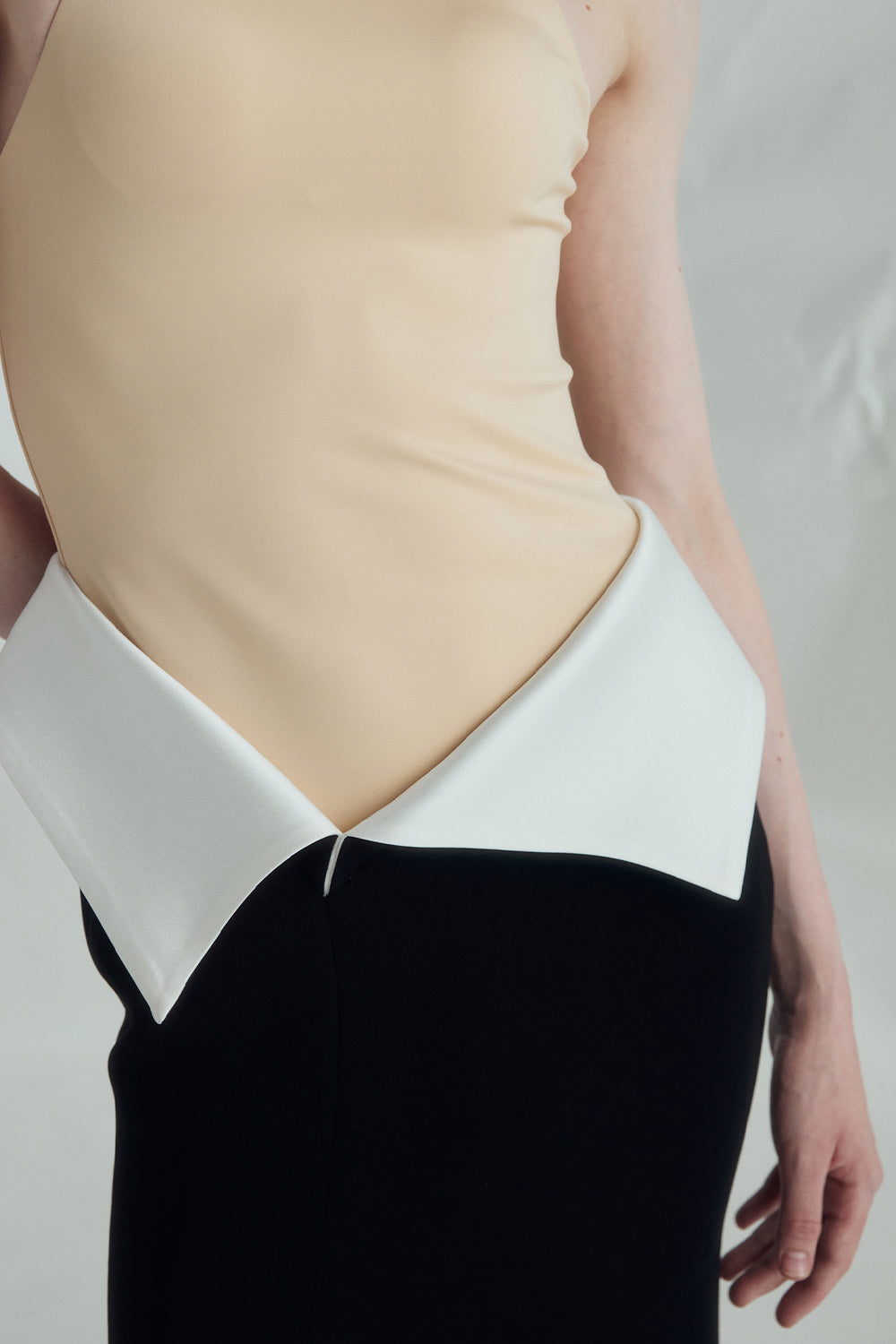 VICKTEERUT Two-Tone Halter Neck Column Gown with Folded Waist Detail เดรสยาว ตัดต่อสี ทรงเข้ารูป ผ่าหน้า