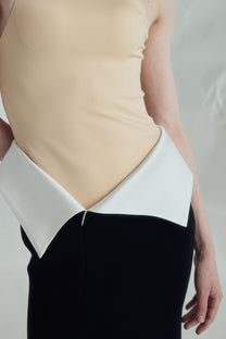 VICKTEERUT Two-Tone Halter Neck Column Gown with Folded Waist Detail เดรสยาว ตัดต่อสี ทรงเข้ารูป ผ่าหน้า