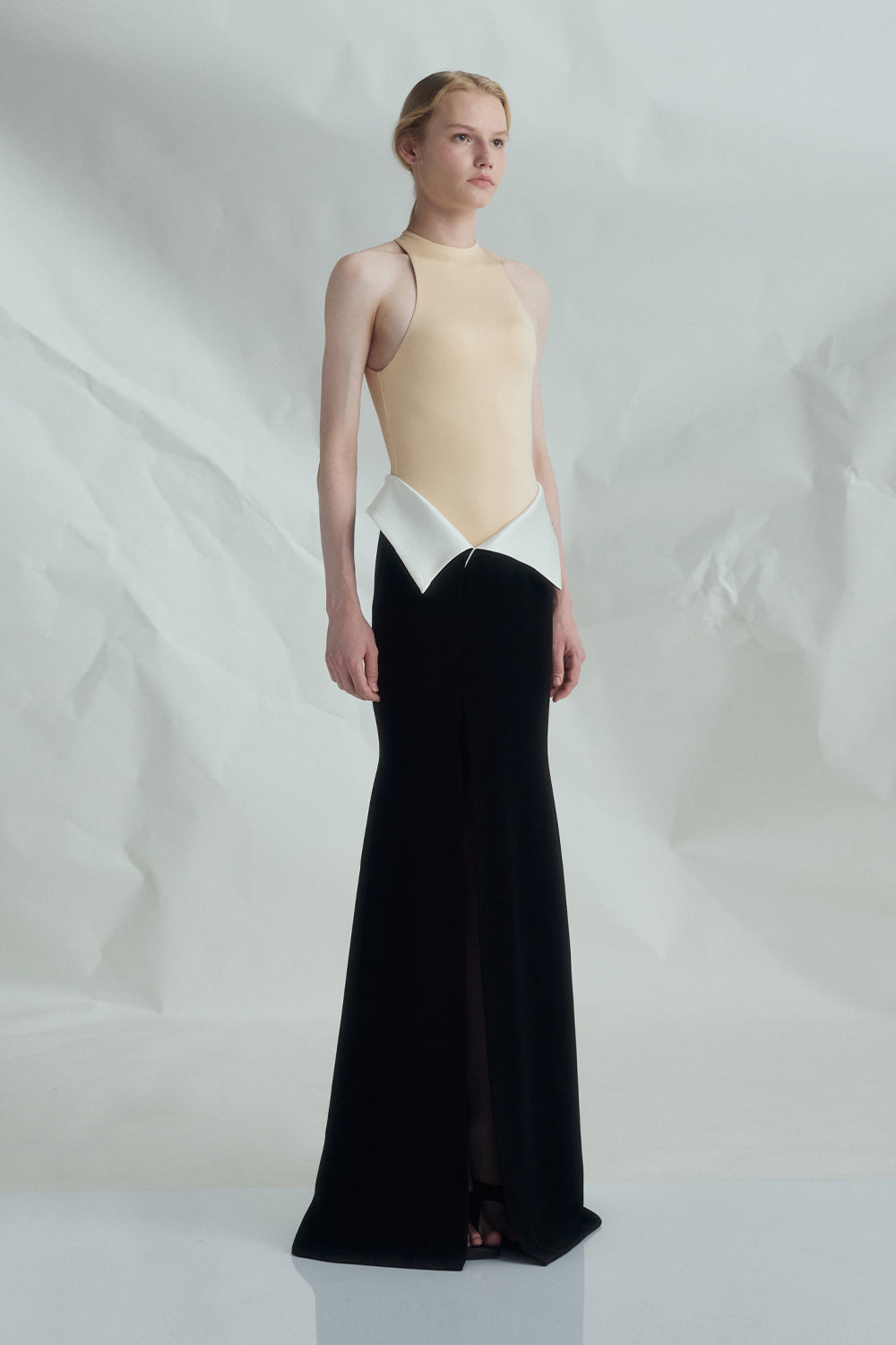 VICKTEERUT Two-Tone Halter Neck Column Gown with Folded Waist Detail เดรสยาว ตัดต่อสี ทรงเข้ารูป ผ่าหน้า
