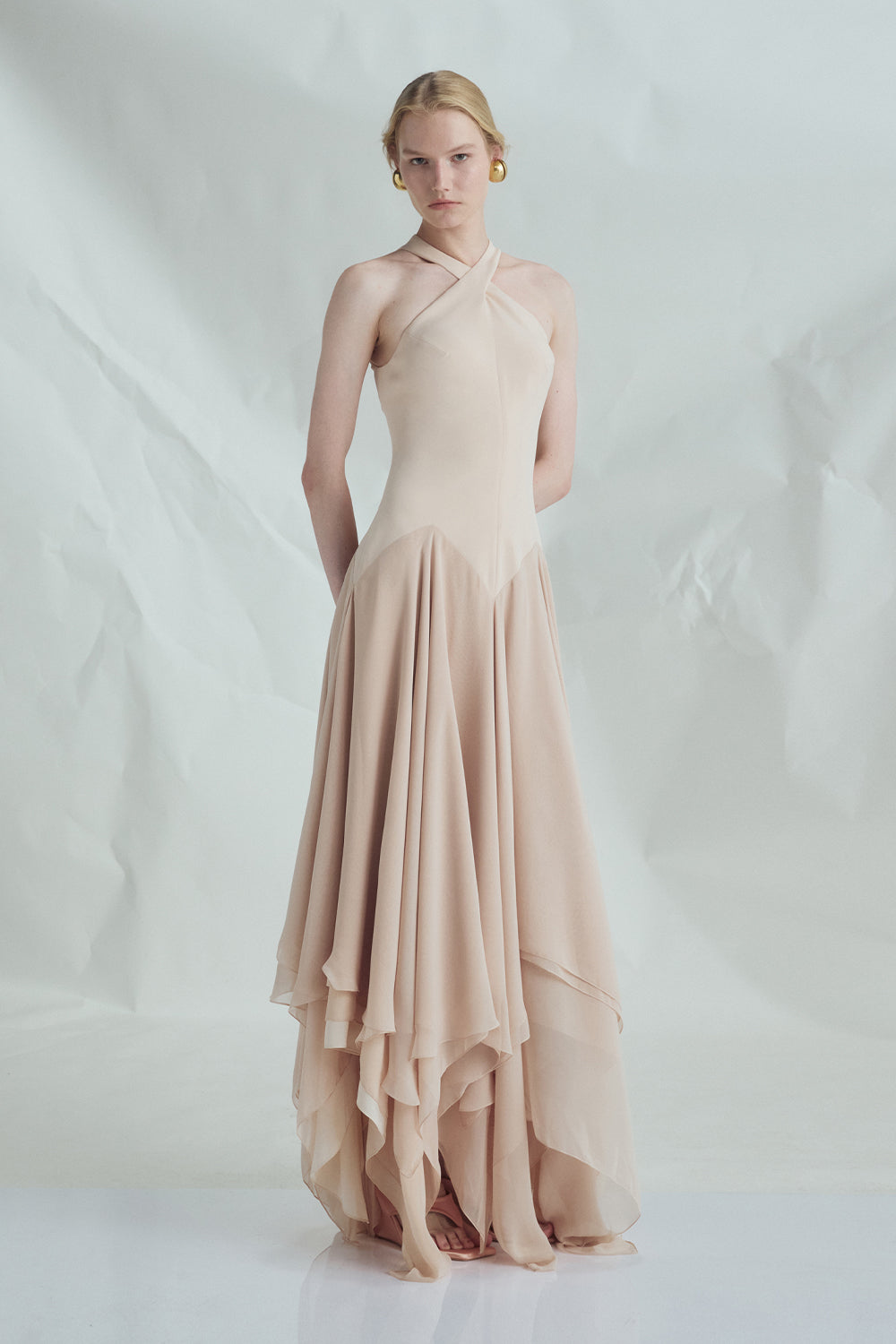 VICKTEERUT Halter-Neck Tiered Evening Gown เดรสยาว คล้องคอ ชายระบาย