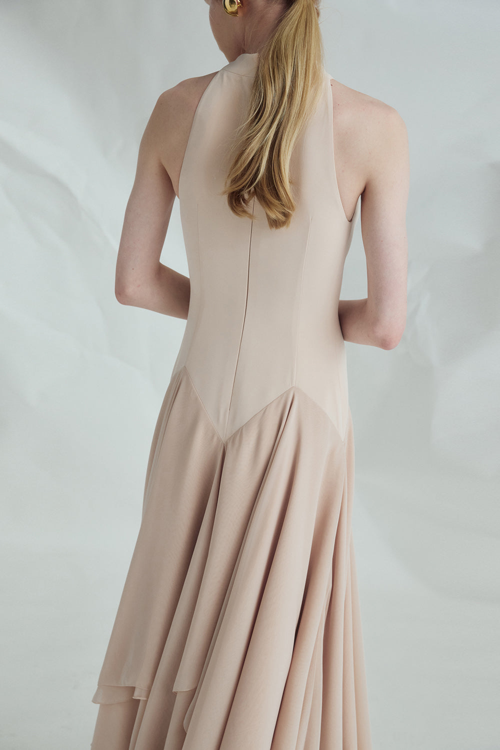 VICKTEERUT Halter-Neck Tiered Evening Gown เดรสยาว คล้องคอ ชายระบาย