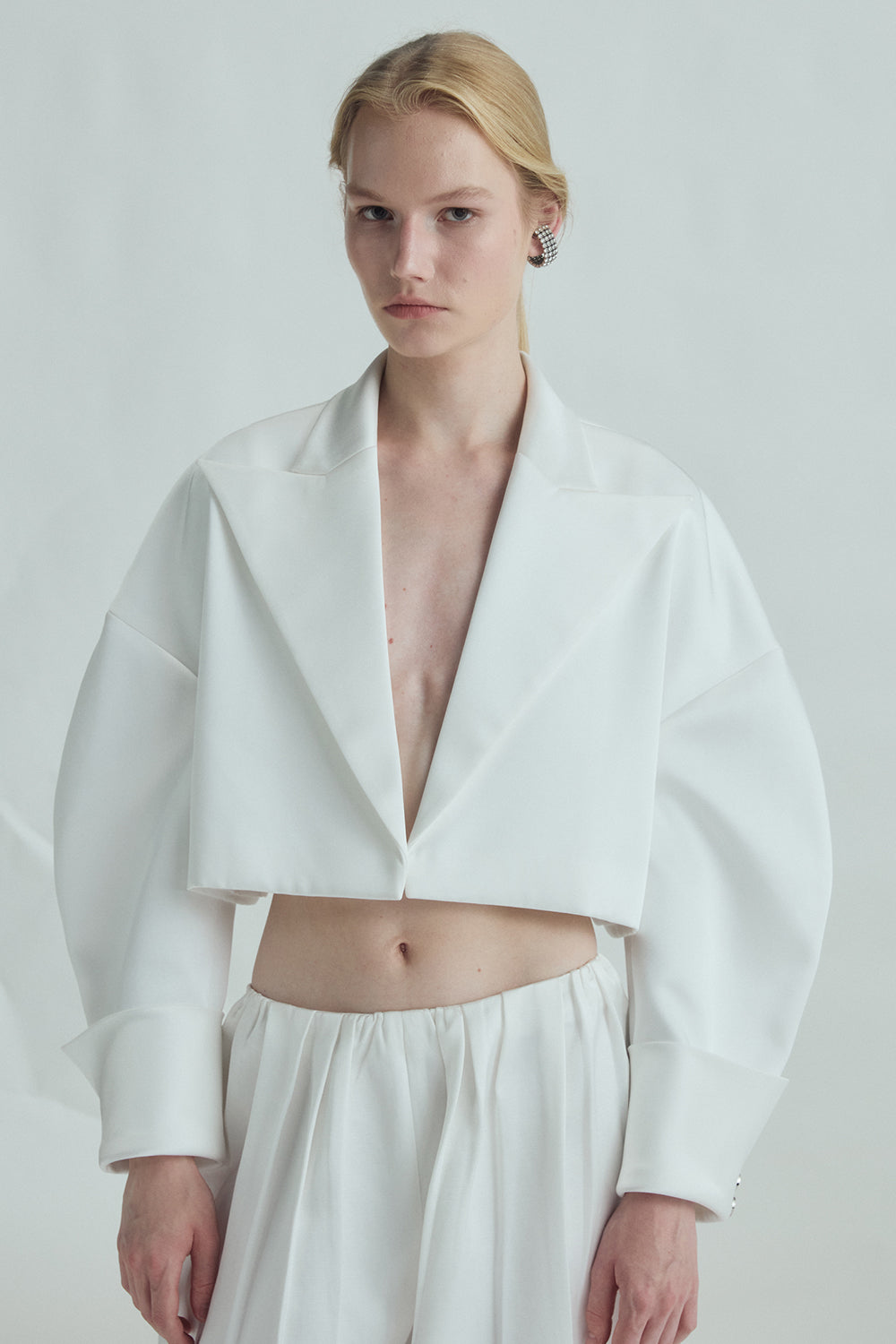 VICKTEERUT Suit-Collar Cropped Jacket with Double-Cuff Detail เสื้อแจ๊คเก็ต ปกสูท ตัวสั้น
