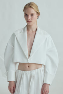 VICKTEERUT Suit-Collar Cropped Jacket with Double-Cuff Detail เสื้อแจ๊คเก็ต ปกสูท ตัวสั้น