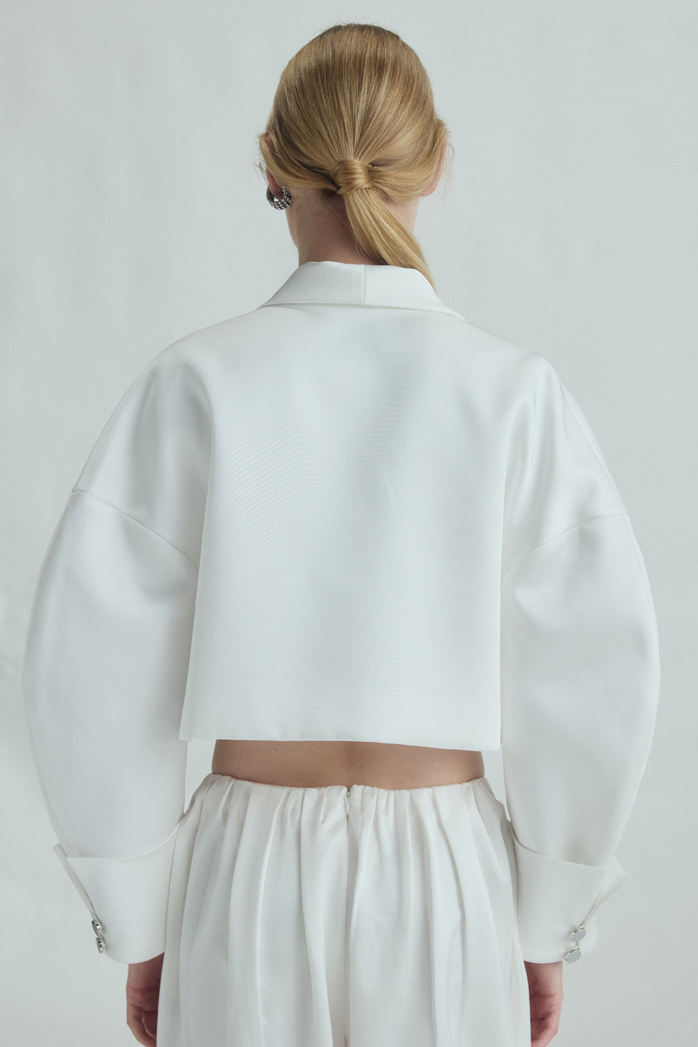 VICKTEERUT Suit-Collar Cropped Jacket with Double-Cuff Detail เสื้อแจ๊คเก็ต ปกสูท ตัวสั้น