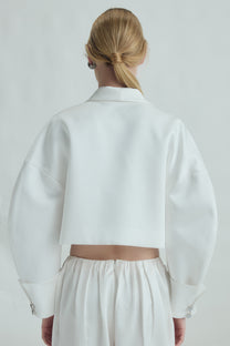 VICKTEERUT Suit-Collar Cropped Jacket with Double-Cuff Detail เสื้อแจ๊คเก็ต ปกสูท ตัวสั้น