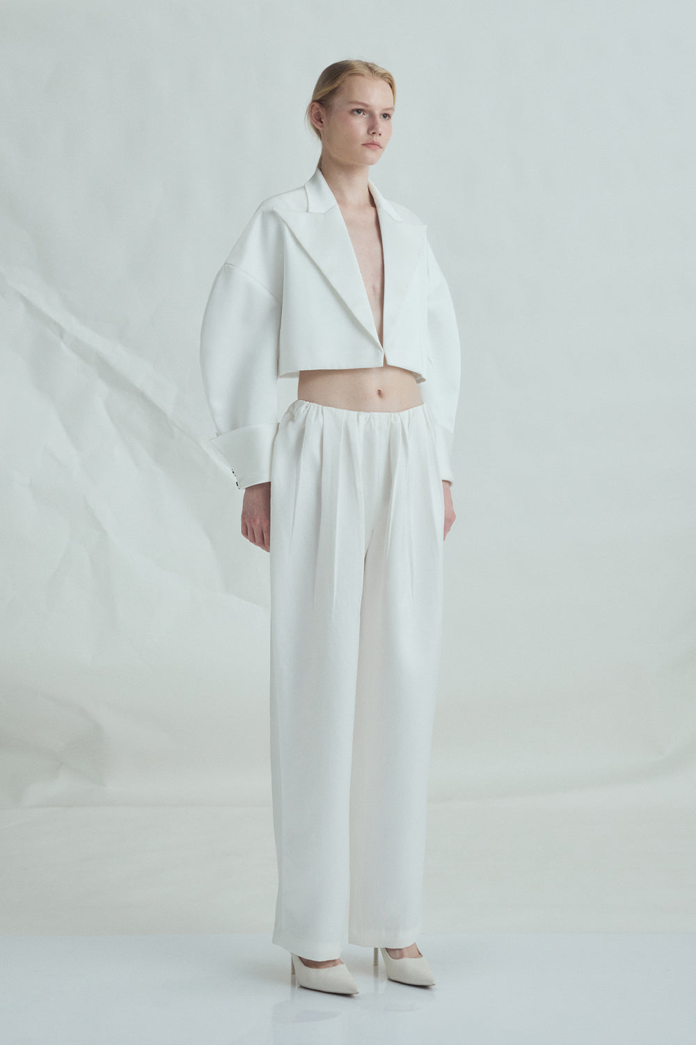 VICKTEERUT Suit-Collar Cropped Jacket with Double-Cuff Detail เสื้อแจ๊คเก็ต ปกสูท ตัวสั้น
