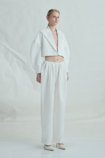 VICKTEERUT Suit-Collar Cropped Jacket with Double-Cuff Detail เสื้อแจ๊คเก็ต ปกสูท ตัวสั้น