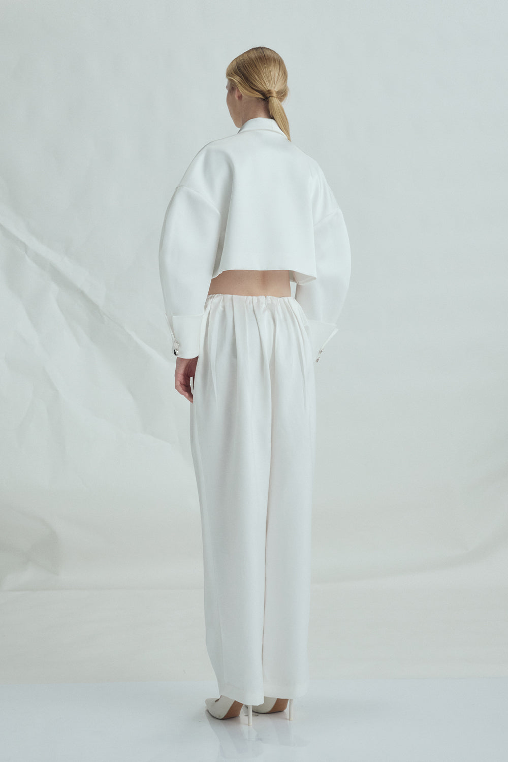 VICKTEERUT Suit-Collar Cropped Jacket with Double-Cuff Detail เสื้อแจ๊คเก็ต ปกสูท ตัวสั้น