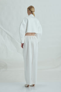 VICKTEERUT Suit-Collar Cropped Jacket with Double-Cuff Detail เสื้อแจ๊คเก็ต ปกสูท ตัวสั้น