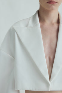 VICKTEERUT Suit-Collar Cropped Jacket with Double-Cuff Detail เสื้อแจ๊คเก็ต ปกสูท ตัวสั้น