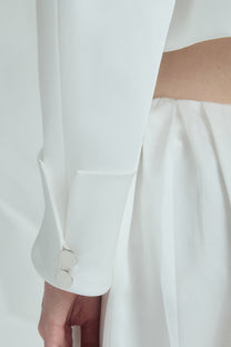 VICKTEERUT Suit-Collar Cropped Jacket with Double-Cuff Detail เสื้อแจ๊คเก็ต ปกสูท ตัวสั้น