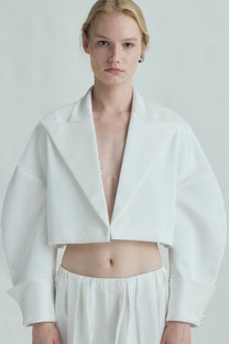 VICKTEERUT Suit-Collar Cropped Jacket with Double-Cuff Detail เสื้อแจ๊คเก็ต ปกสูท ตัวสั้น