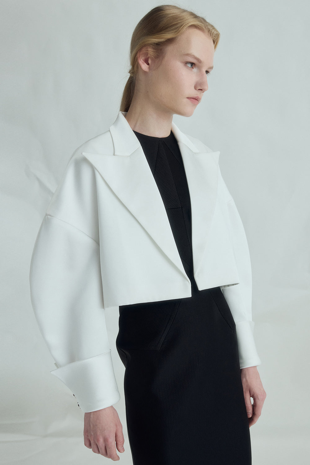 VICKTEERUT Suit-Collar Cropped Jacket with Double-Cuff Detail เสื้อแจ๊คเก็ต ปกสูท ตัวสั้น