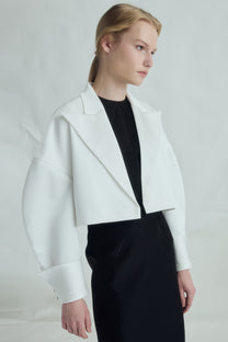 VICKTEERUT Suit-Collar Cropped Jacket with Double-Cuff Detail เสื้อแจ๊คเก็ต ปกสูท ตัวสั้น