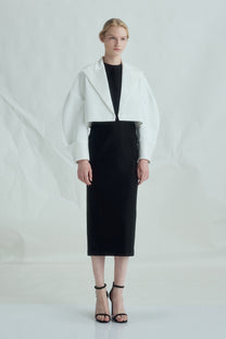 VICKTEERUT Suit-Collar Cropped Jacket with Double-Cuff Detail เสื้อแจ๊คเก็ต ปกสูท ตัวสั้น