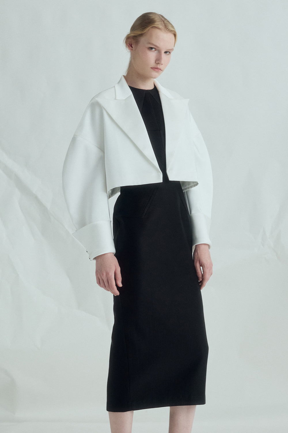 VICKTEERUT Suit-Collar Cropped Jacket with Double-Cuff Detail เสื้อแจ๊คเก็ต ปกสูท ตัวสั้น