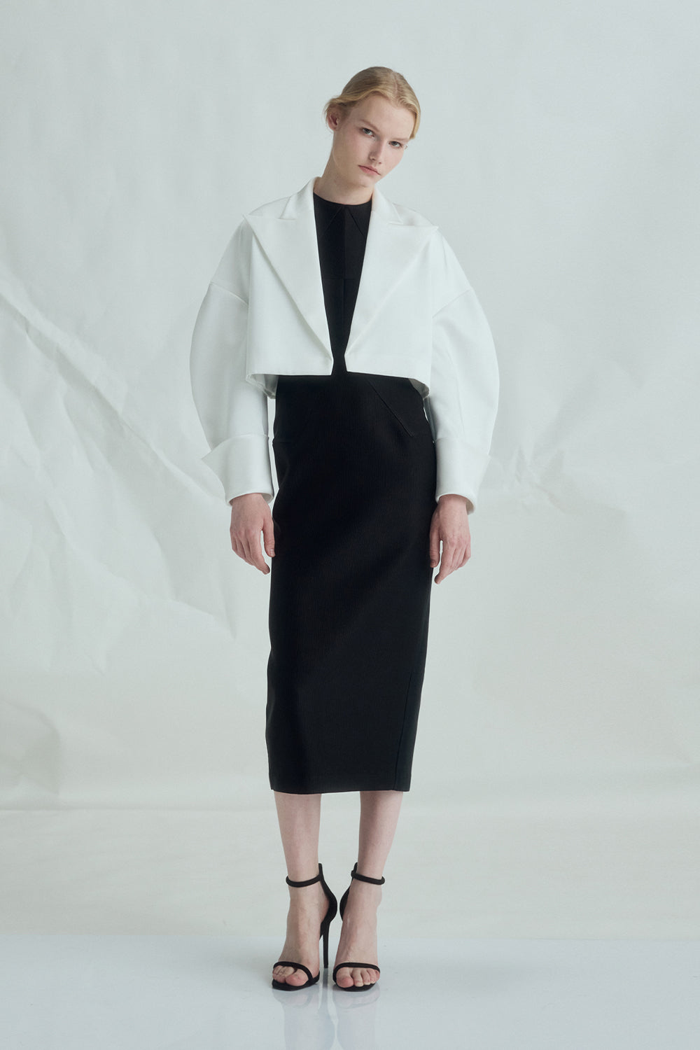 VICKTEERUT Suit-Collar Cropped Jacket with Double-Cuff Detail เสื้อแจ๊คเก็ต ปกสูท ตัวสั้น