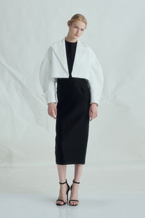 VICKTEERUT Suit-Collar Cropped Jacket with Double-Cuff Detail เสื้อแจ๊คเก็ต ปกสูท ตัวสั้น