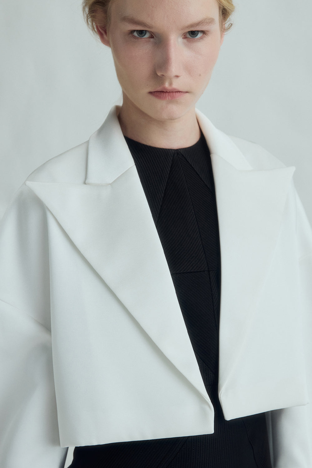 VICKTEERUT Suit-Collar Cropped Jacket with Double-Cuff Detail เสื้อแจ๊คเก็ต ปกสูท ตัวสั้น