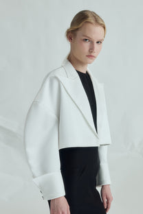 VICKTEERUT Suit-Collar Cropped Jacket with Double-Cuff Detail เสื้อแจ๊คเก็ต ปกสูท ตัวสั้น