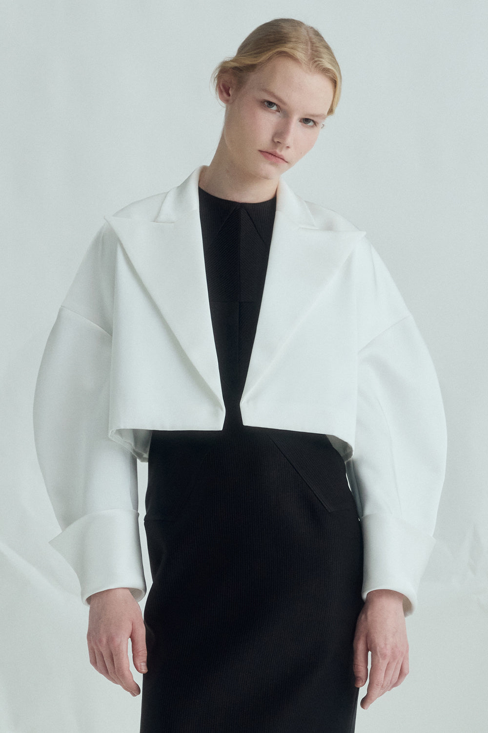 VICKTEERUT Suit-Collar Cropped Jacket with Double-Cuff Detail เสื้อแจ๊คเก็ต ปกสูท ตัวสั้น