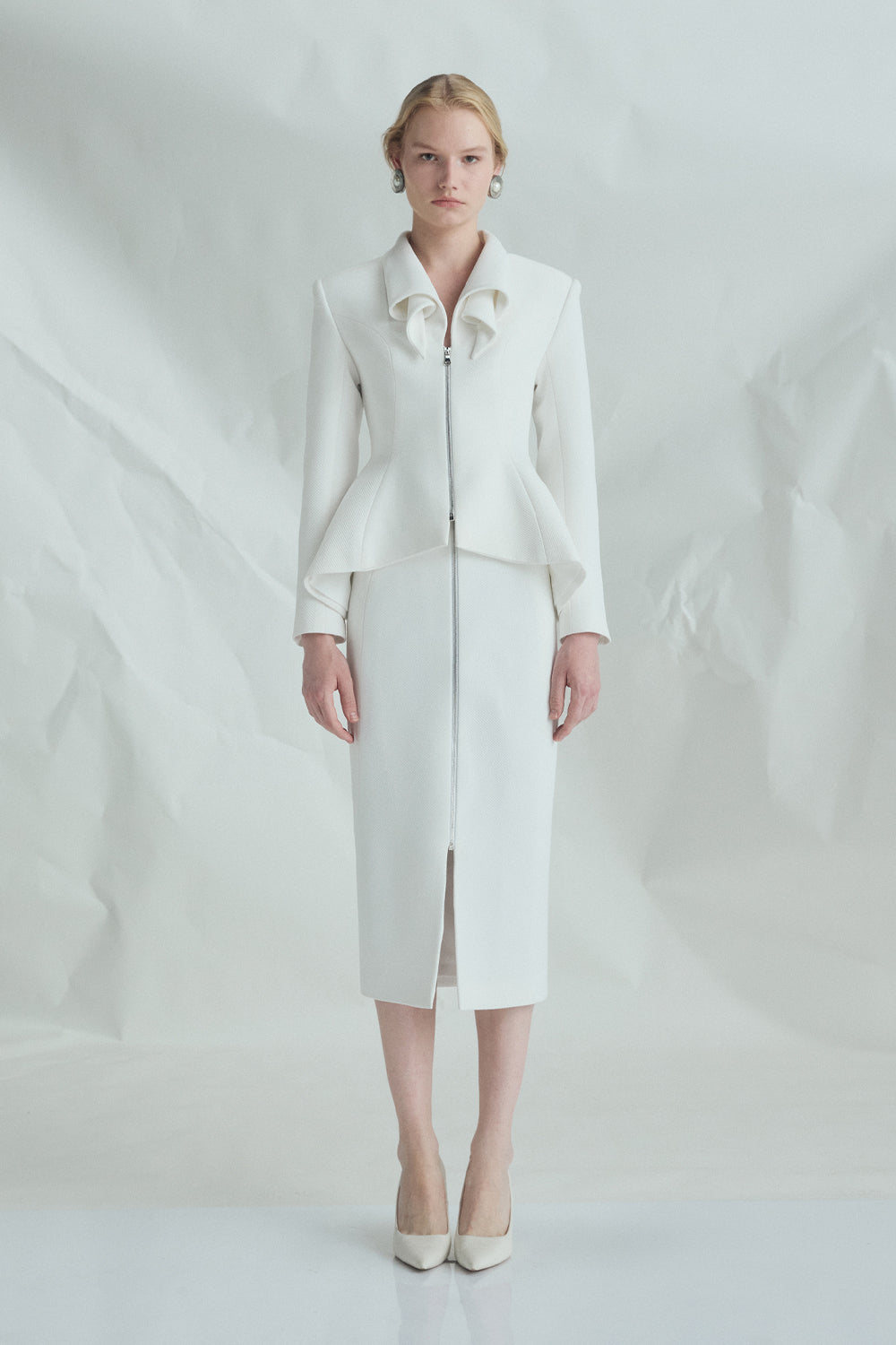 VICKTEERUT Front-Zip Long-Sleeve Jacket with Sculptural Rolled Collar เสื้อแจ๊คเก็ต แขนยาว ซิปหน้า ปกม้วน