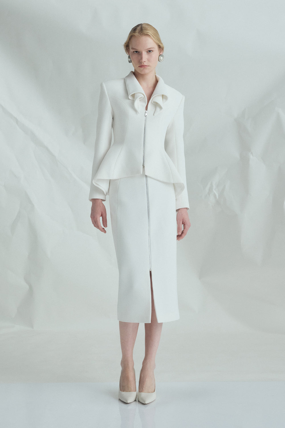 VICKTEERUT Front-Zip Long-Sleeve Jacket with Sculptural Rolled Collar เสื้อแจ๊คเก็ต แขนยาว ซิปหน้า ปกม้วน