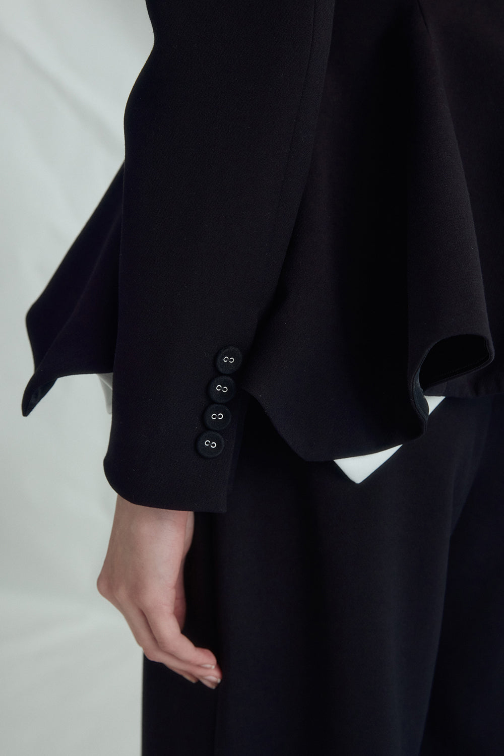VICKTEERUT 2-Button Peplum Blazer เสื้อเบลเซอร์ สองกระดุม ชายระบาย