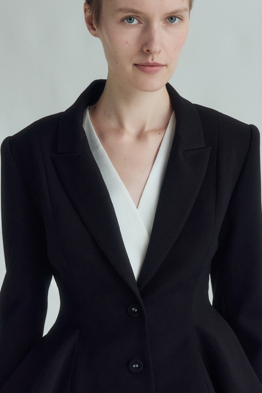 VICKTEERUT 2-Button Peplum Blazer เสื้อเบลเซอร์ สองกระดุม ชายระบาย
