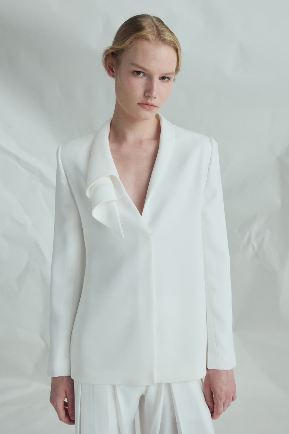 VICKTEERUT  Sculptural Rolled Collar Blazer เบลเซอร์ ตัวหลวม ปกม้วน