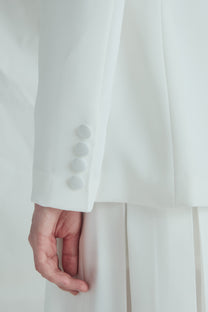 VICKTEERUT  Sculptural Rolled Collar Blazer เบลเซอร์ ตัวหลวม ปกม้วน