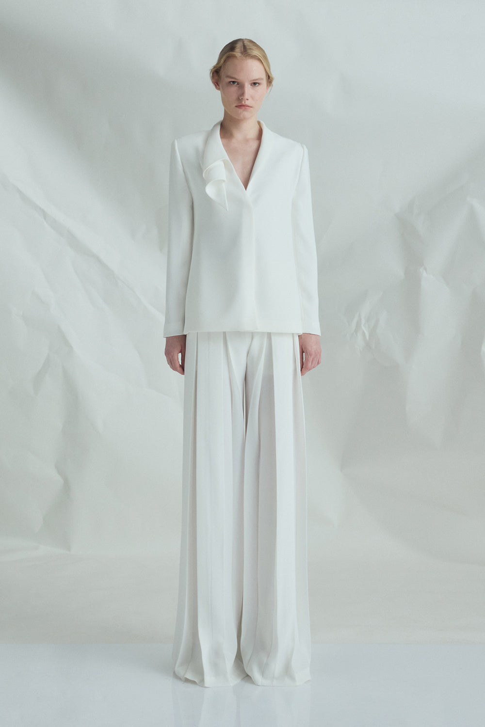 VICKTEERUT  Sculptural Rolled Collar Blazer เบลเซอร์ ตัวหลวม ปกม้วน