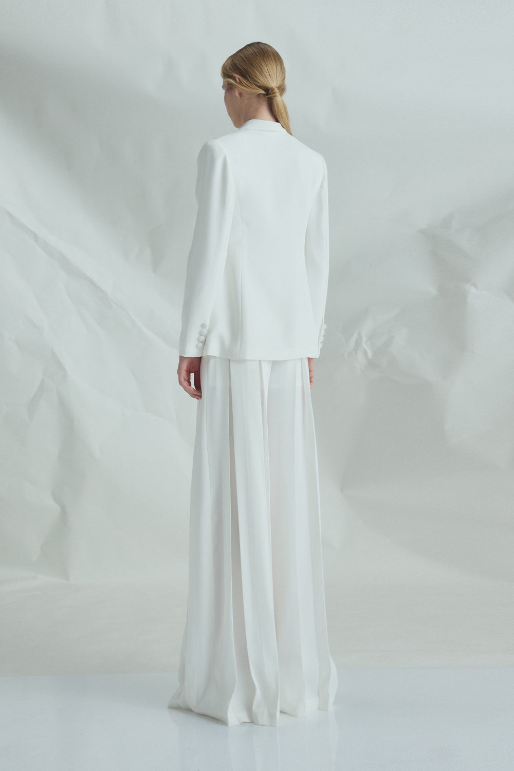 VICKTEERUT  Sculptural Rolled Collar Blazer เบลเซอร์ ตัวหลวม ปกม้วน