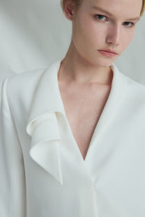 VICKTEERUT  Sculptural Rolled Collar Blazer เบลเซอร์ ตัวหลวม ปกม้วน