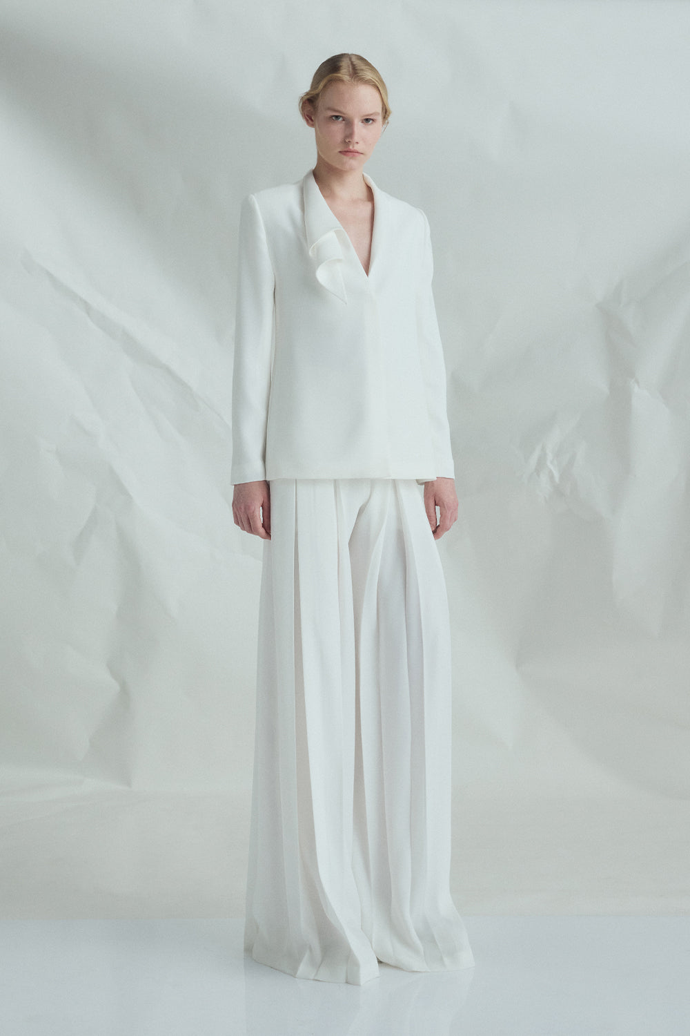 VICKTEERUT  Sculptural Rolled Collar Blazer เบลเซอร์ ตัวหลวม ปกม้วน