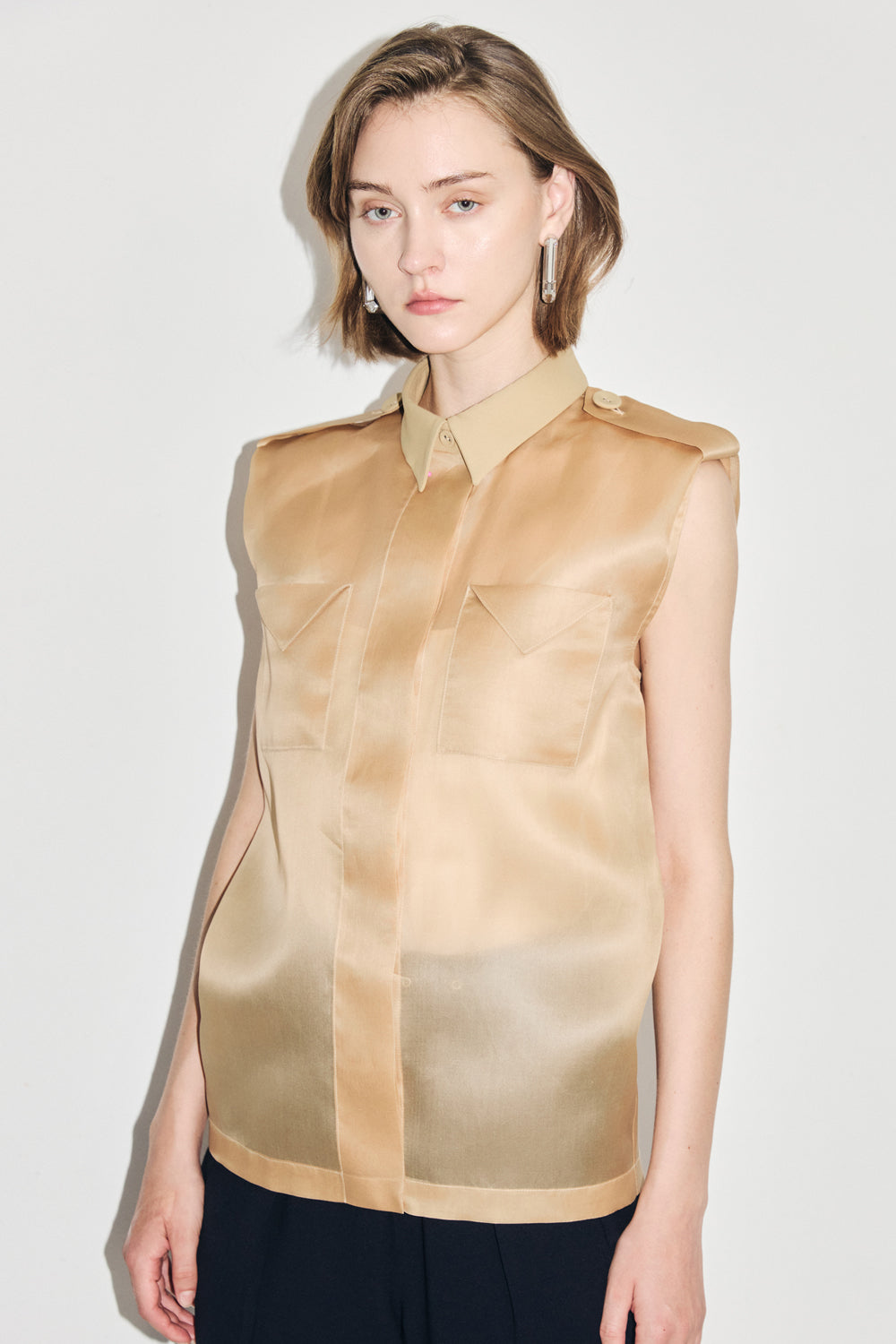 VICKTEERUT Sleeveless Shirt with Pocket Detail เสื้อเชิ้ต แขนกุด ตกแต่งกระเป๋า